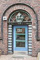 Deutsch: Eingang des Siedlungsbaus Lämmersieth 48 in Hamburg-Barmbek-Nord. This is a photograph of an architectural monument. It is on the list of cultural monuments of Hamburg, no. 23011.