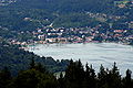 English: View from the Pyramidenkogel at the bay of Velden Deutsch: Blick vom Pyramidenkogel auf die Bucht von Velden