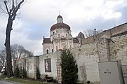 Wilno, wileńskie Sacré-Cœur (barokowy kościół Serca Jezusowego w Wilnie), obecnie więzienie. Widok zza muru.