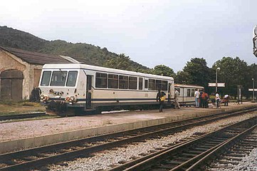 Ein Triebwagen von CFD Nr. 20001-2005 Bj. 1975/76 im Bahnhof Ponte Leccia