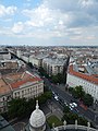 Deutsch: Blick auf das Budapester Straßenleben von der Aussichtsplattform der Stephansbasilika. English: View of a Budapest street scene from the observation platform of the St. Stephen's Basilica.