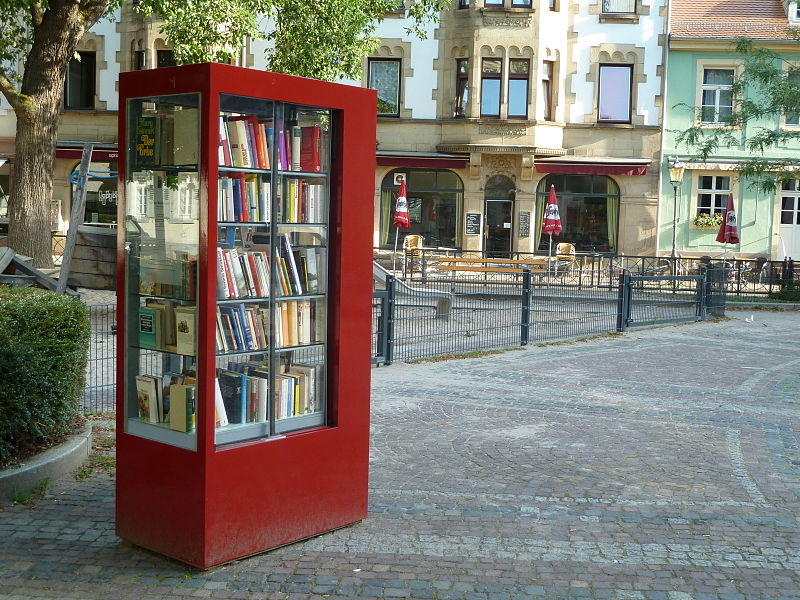 File:Oeffentlicher Buecherschrank Karlsruhe Lidellplatz.jpg