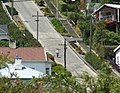 English: A tourist descends the street. Polski: Turysta schodzący drogą. Bahasa Indonesia: Seorang turis berjalan di Baldwin Street Français : Une touriste descend la rue Baldwin Street