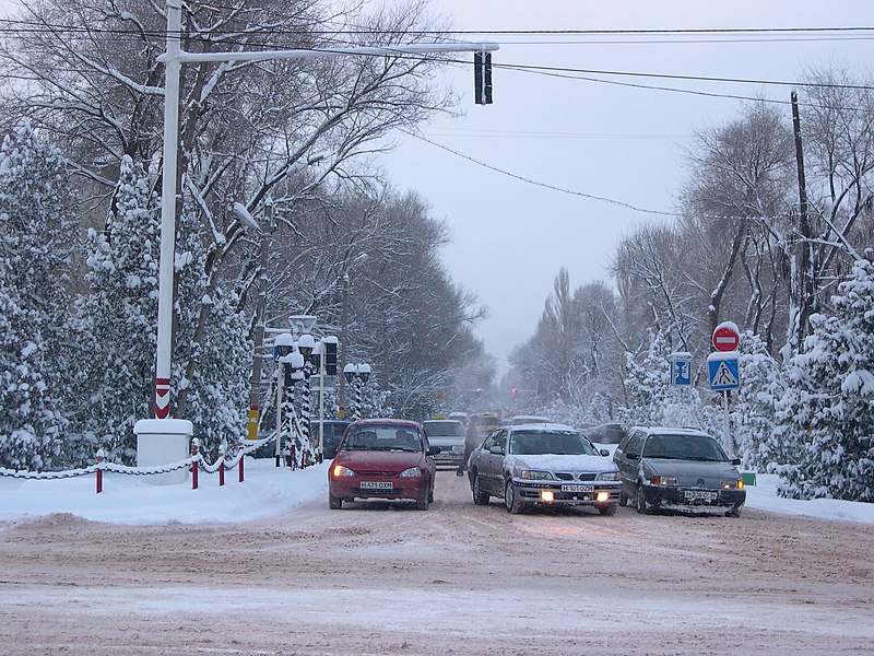 File:Cars in Snow (5604546449).jpg