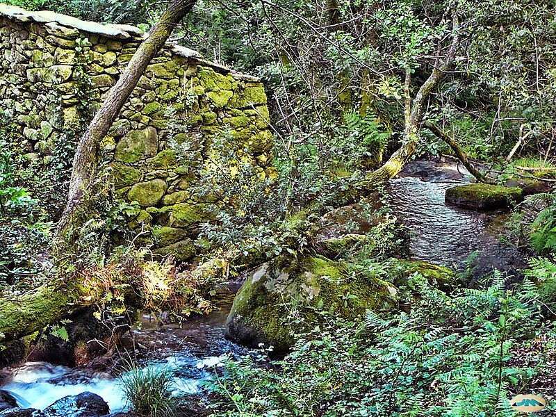 File:Meis-Muiños do Río Armenteira.jpg