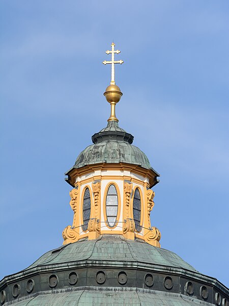 File:Stiftskirche Melk Laterne 01.jpg