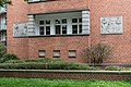 Deutsch: Reliefs am Siedlungsbau Lenhartzstraße 33 in Hamburg-Eppendorf. This is a photograph of an architectural monument. It is on the list of cultural monuments of Hamburg, no. 20277.