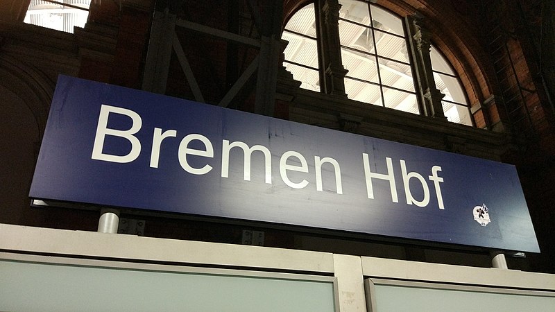 File:Bahnhofsschild Bremen Hbf Nacht 180130.jpg