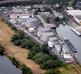 Mainhafen mit Hochtanklager