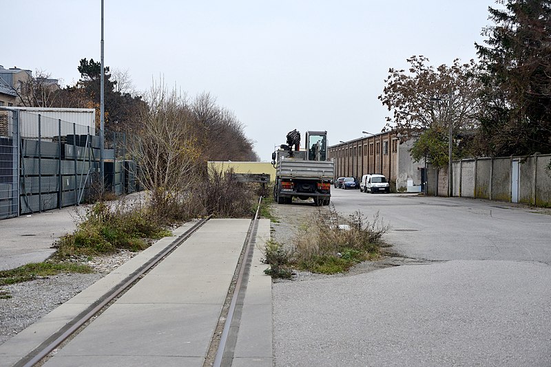 File:Bahnhof Mödling Gleis 103 Prellbock.JPG