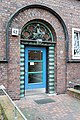 Deutsch: Eingang des Siedlungsbaus Wachtelstraße 62 in Hamburg-Barmbek-Nord. This is a photograph of an architectural monument. It is on the list of cultural monuments of Hamburg, no. 22943.