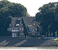 Deutsch: Vereinshaus Jachtweg 10 in Hamburg-Waltershof. This is a photograph of an architectural monument. It is on the list of cultural monuments of Hamburg, no. 14550.