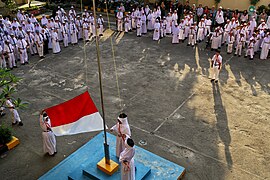 Upacara bendera di sekolah.jpg