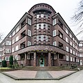 Deutsch: Siedlungsbau Adlerstraße 19 in Hamburg-Barmbek-Nord. This is a photograph of an architectural monument. It is on the list of cultural monuments of Hamburg, no. 21756.