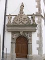 Deutschordensschloss (heute Henneberg-Museum), Treppenturm im Innenhof, Portal