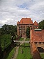 Polski: Pałac Wielkich Mistrzów - widok z gdaniska Zamku Wysokiego English: Grand Masters' palace, view from latrine tower of the High Castle Magyar: Nagymesteri palota a fellegvár árnyékszék-tornyából