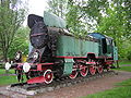 Polski: Parowóz TKt48-53 przed budynkiem dworca głównego. English: TKt48-53 steam engine in front of the main railway station.