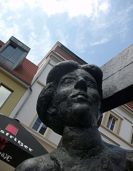 File:Frau am Fischerbrunnen, Greifswald.jpg