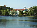 Polski: Hala widowiskowo-sportowa nad Jeziorakiem, w tle Szkoła Podstawowa nr 3. English: Show Hall above Jeziorak Lake; Elementary School No 3 in the background.