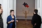 Urszula Dragońska z działu edukacji Zachęty oprowadza Wikipedystów po wystawie "Postęp i higiena"