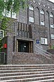 Deutsch: Standort Curschmannstraße der Stadtteilschule Eppendorf in Hamburg-Hohleuft-Ost: Treppe zum Haupteingang. This is a photograph of an architectural monument. It is on the list of cultural monuments of Hamburg, no. 22911.