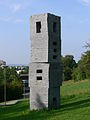 Skulptur im Park der Gewerblichen Schule Ravensburg: Nikolaus Kernbach: [schichtweise]:1, 2005, Material: Gneis Calanca, Maße: 415 x 114 x 120, siehe auch Homepage des Künstlers