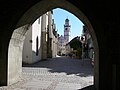 Blick durch das Frauentor zur Kirchstraße mit Blaserturm