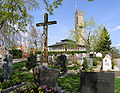 Friedhof, Kirche und Maibaum