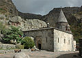 English: West façade of the gavit, with Surp Astvatsatsin in the background. Français : Façade occidentale du gavit, avec Surp Astvatsatsin en arrière-plan.