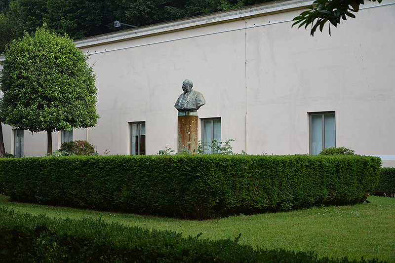 File:Museo Valle Giulia giardino.jpg