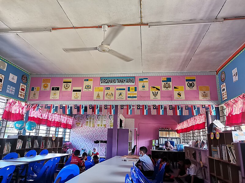 File:Library in school Meqqal.jpg