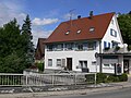 Schussenbrücke und Haus an der Uferstraße/Ecke Hauptstraße, Mochenwangen