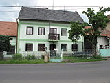 Čeština: Zelený dům v Hrušovce. Okres Litoměřice, České republika. English: Green hous in Hrušovka village, Litoměřice District, Czech Republic.