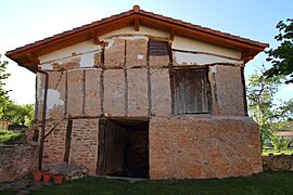 Villagalijo, casa de adobe.jpg