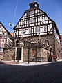 Pergola und Wandbrunnen vor dem Rathaus