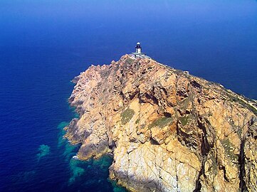 die schroffe Steilküste und die Felsen im Mittelmeer