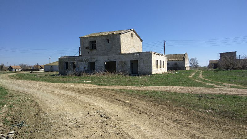 File:Dilapidated mill building.jpg