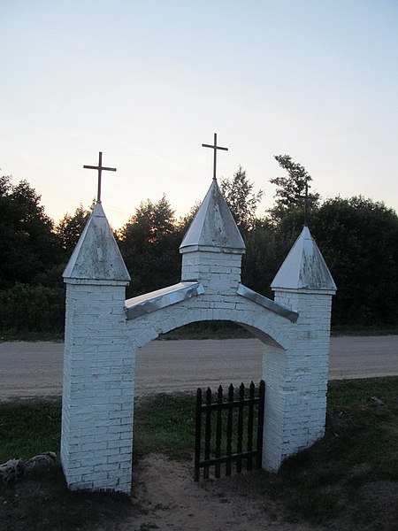 File:Груштэлішкі. Брама на могілках.jpg