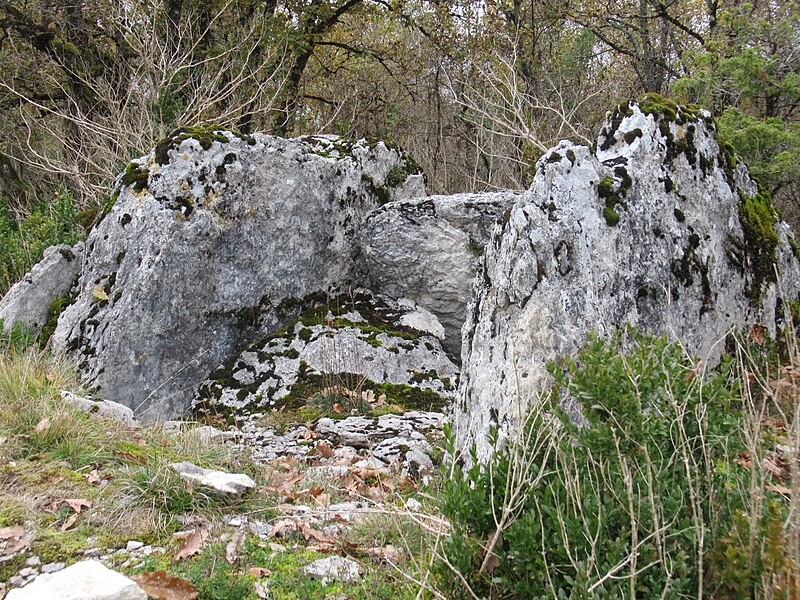 File:Dolmen Pourquayre Marcilhac.jpg