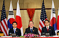 English: with GW Bush and Shinzo Abe at APEC2006 한국어: 2006년 APEC에서 조지 부시 미국 대통령과 아베 신조 일본 총리와 함께