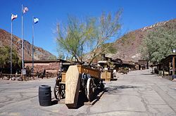 The Calico Mountains and Calico Ghost Town — in the Mojave Desert, Californie (USA).