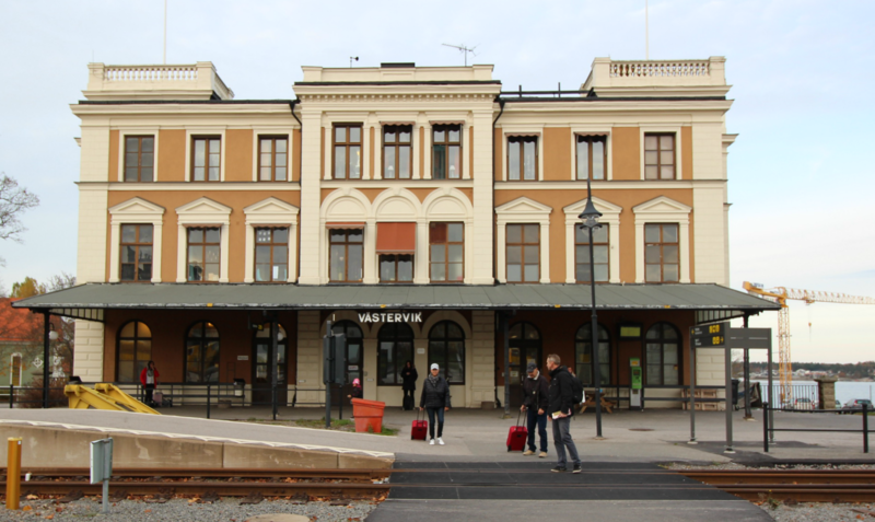 File:Västervik October 2014 Järnvägsstation 03.png