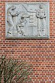 Deutsch: Relief am Siedlungsbau Lenhartzstraße 33 in Hamburg-Eppendorf. This is a photograph of an architectural monument. It is on the list of cultural monuments of Hamburg, no. 20277.