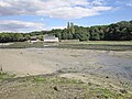 Rives du Bélon : tables et établissement ostréicoles dans l'anse de Sainte-Thumette (en Moëlan-sur-Mer) à marée basse vus depuis le GR 34 à proximité de la chapelle Saint-Léger (en Riec-sur-Bélon).