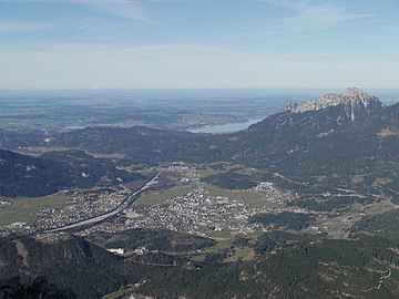 Ausblick vom Thaneller auf Reutte im Lechtal und weiter zum Schwarzenberg und zum Säuling