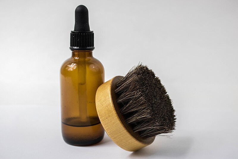 File:Beard Oil and Brush.jpg