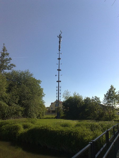 File:Beizn Maibaum in Vohburg.jpg