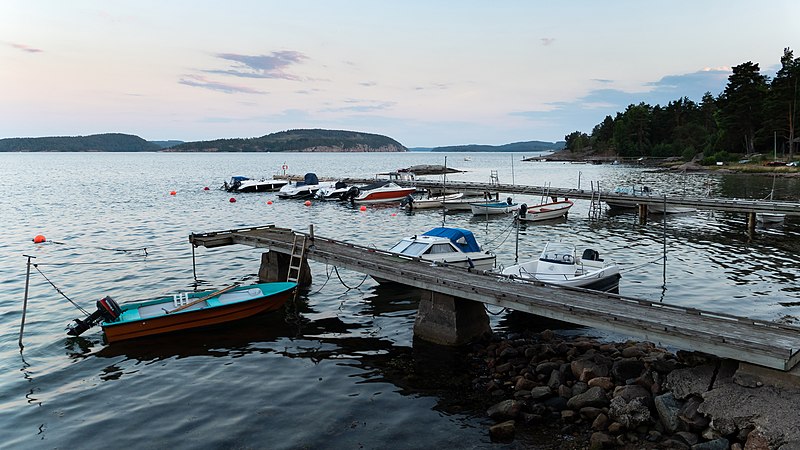 File:Evening in Barkedal harbor 1.jpg