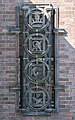 Deutsch: Das Neue Krematorium auf dem Friedhof Ohlsdorf in Hamburg-Ohlsdorf: Keramische Kreisornamente von Richard Kuöhl (Nordflügel rechts). This is a photograph of an architectural monument. It is on the list of cultural monuments of Hamburg, no. 29622.