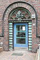 Deutsch: Eingang des Siedlungsbaus Lämmersieth 52 in Hamburg-Barmbek-Nord. This is a photograph of an architectural monument. It is on the list of cultural monuments of Hamburg, no. 23132.